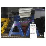 LOT, 2X TONNES AXEL STAND