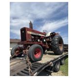 IHC 826 farm tractor