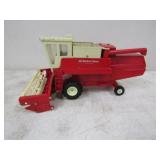 IH Hydrostatic Combine w/Head 1/16 Metal Die Cast