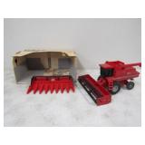 ERTL Case IH Combine 1680 w/2 heads, 1/32 Scale