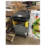 1 LOT RUBBERMAID ROLLING CART