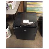 1 LOT SUNBEAM COMPACT REFRIGERATOR