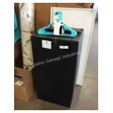 1 CTN CLOTHES HANGERS