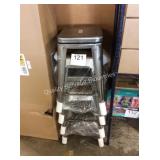 1 LOT 4 BAR STOOLS