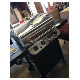 1 LOT CHAR BROIL 4 BURNER GAS GRILL
