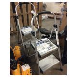 1 LOT 2 STEP STOOLS