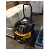 1 LOT DEWALT WET DRY VAC