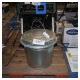 metal bucket w/locking lid
