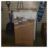 24ï¿½ vanity w top (broke door/cracked top)