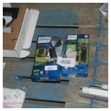 2 electric shavers