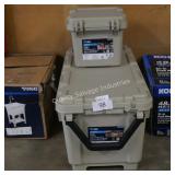 2 storage totes