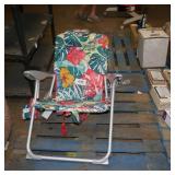 beach chair (damaged)