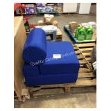 1 LOT FOLDING LOUNGE CHAIR