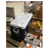 1 LOT RUBBERMAID ROLLING COOLER