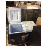 1 LOT RUBBERMAID COOLER