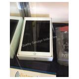 1 LOT IPAD 6TH GEN GOLD 32 GB W/ ACCESSORIES