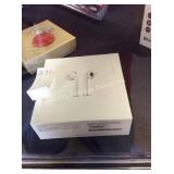 1 LOT APPLE AIR PODS (DISPLAY)