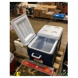 1 LOT RUBBERMAID ROLLING COOLER