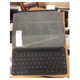 1 LOT IPAD PRO KEYBOARD (DISPLAY)