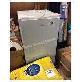 1 LOT COMMERCIAL COOL COMPACT REFRIGERATOR