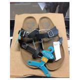 1 LOT MAD LOVE SZ 5 SANDALS (DISPLAY)