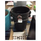 1 LOT 2 RUBBERMAID TRASH CANS (20 GAL)
