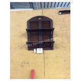 1 LOT DECORATIVE WALL SHELF