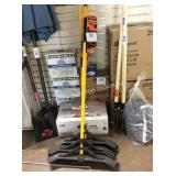 1 LOT 3 RUBBERMAID PUSH BROOMS