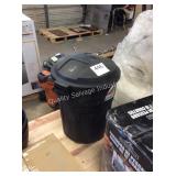 1 LOT RUBBERMAID TRASHCAN W/ LID