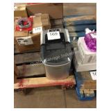 1 LOT FRIGIDAIRE COUNTERTOP ICE MAKER