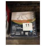 1 LOT TRACK LIGHT FIXTURE