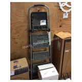 1 LOT STEP LADDER