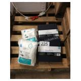 1 LOT 2 TWIN SHEET SETS W/ MATTRESS PROTECTORS