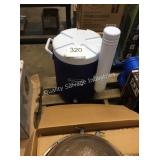 1 LOT RUBBERMAID WATER JUG