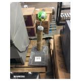 1 LOT CAT SCRATCHING POST
