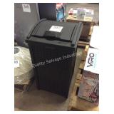 1 LOT TRASH HIDE A WAY