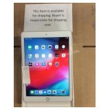 1 LOT IPAD 6TH GEN 32GB W/ ACCESSORIES GOLD