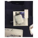 1 LOT IPODS 12 EARBUDS (DISPLAY)