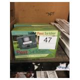 1 LOT OF 2 PEST SOLDIERS