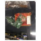 1 LOT JADE NECKLACE AND BRACELET (DISPLAY)