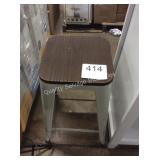 1 LOT METAL STOOL