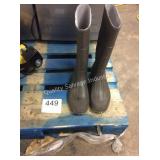 1 LOT RUBBER BOOTS SIZE 12