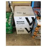 2 CTN PLASTIC PLATES