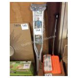 1 LOT CRUTCHES