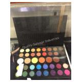 1 LOT JAMES CHARLES MORPHE PALLETTE (DISPLAY)
