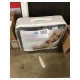 1 LOT TWIN GOOSE DOWN COMFORTER