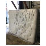 1 LOT QUEEN MATTRESS