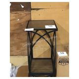 1 LOT 2 DECORATIVE END TABLES
