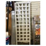 1 LOT 2 WOODEN TRELLIS