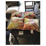 1 LOT 4 DECORATIVE PILLOWS